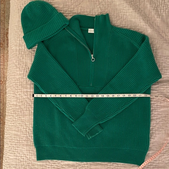 Green Ribbed Women’s Sweater and Hat Set - Picture 6 of 6